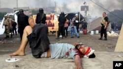 Qohirada xavfsizlik kuchlari hokimiyatdan olingan prezident Muhammad Mursiy tarafdorlarini tarqatdi, qurbonlar bor. Misr, 14-avgust, 2013-yil
