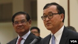 លោក ស ខេង​ និង​ លោក សម រង្ស៊ី បន្ទាប់​ពីជំនួប​ប្រជុំពិភាក្សា​គ្នា​អំពី​ការធ្វើ​វិសោធនកម្ម​បទបញ្ជា​ផ្ទៃ​ក្នុង​រដ្ឋសភា រាជធានី​ភ្នំពេញ កាល​ពី​ថ្ងៃ​ទី​០១ ខែតុលា ឆ្នាំ២០១៥ (ហ៊ាន សុជាតា/VOA) 