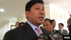 Minister of Ministry of Environment Say Samal speaks to journalists after giving his testimony at the National Assembly, Phnom Penh, Cambodia, January 4, 2017. (Kann Vicheika/VOA Khmer)