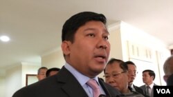 រូប​ឯកសារ៖ លោក សាយ សំអាល់ រដ្ឋមន្រ្តី​ក្រសួង​បរិស្ថាន​និយាយ​ទៅកាន់​អ្នកសារ​ព័ត៌មាន​ក្រោយ​បញ្ចប់​ការ​បំភ្លឺ​នៅ​វិមាន​រដ្ឋសភា នៅ​រាជធានី​ភ្នំពេញ នាថ្ងៃទី​៤ ខែ​មករា ឆ្នាំ​២០១៧។ (កាន់ វិច្ឆិកា/VOA)