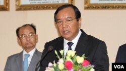 រូបឯកសារ៖ លោក ប្រាក់ សុខុន រដ្ឋមន្រ្តី​ក្រសួង​ការបរទេស ថ្លែង​ទៅ​កាន់អ្នក​សារព័ត៌មាន​នៅ​ក្នុង​ជំនួប​ទ្វេភាគី​ជាមួយ​រដ្ឋមន្រ្តី​ក្រសួង​ការបរទេស​នៃ​សាធារណៈ​រដ្ឋ​ប្រជាមានិត​ចិន​លោក វ៉ាង យី (Wang Yi) នៅ​ថ្ងៃ​សុក្រទី២២ ខែមេសា ឆ្នាំ​២០១៦ នៅ​រាជធានី​ភ្នំពេញ។ (VOA)