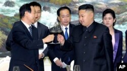 지난해 8월 북한의 김정은 국방위 제1위원장(오른쪽)이 평양을 방문한 왕자루이 중국 공산당 대외연락부장과 면담하고 있다.