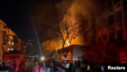 Api berkobar dari sebuah gedung di tengah kebakaran mematikan, di Johannesburg, Afrika Selatan, 31 Agustus 2023, dalam gambar diam yang diperoleh dari video media sosial. (X/@odirileram/via REUTERS)