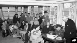 រូបឯកសារ៖ ជនចំណាកស្រុកពេលមកដល់កោះ Ellis Island។