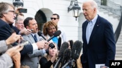 Jurnalistlar Prezident Jo Baydenni savolga tutishga urinmoqda, Vashington, AQSh, 2024-yil, 3-oktabr.