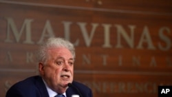 Menteri Kesehatan Argentina Gines Gonzalez Garcia memberikan konferensi pers di Buenos Aires, 24 Desember 2020. Pengunduran diri Gonzalez Garcia diajukan pada 19 Februari 2021, setelah dia dilaporkan memberikan perlakuan istimewa kepada beberapa pencari vaksin COVID. (Foto: AP)