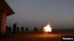 Pasukan pemberontak menembakkan senjata ke arah kota Tell Rifaat yang berada dibawah kekuasaan Pasukan Demokratis Suriah di utara provinsi Aleppo, Suriah. 22 Oktober 2016.