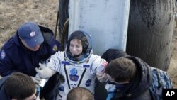 Tim penyelamat badan antariksa Rusia membantu astronot AS Kate Rubins keluar dari kapsul tak lama setelah mendarat dengan kapsul Soyuz MS milik Rusia sekitar 150 km sebelah tenggara kota Dzhezkazgan, Kazakhstan, Minggu, 30 Oktober 2016.