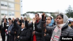 የሮማ ካቶሊክ ሊቀ ጳጳስ አባ ፍራንሲስ፣ሮም የሚገኘው ጄሜሊ ሆስፒታል ከገቡ ሁለት ሳምንት ኾኗቸዋል። በሆስፒታሉ አካባቢ ተሰባስበው የሚጸልይላቸው በርካቶች ናቸው። 