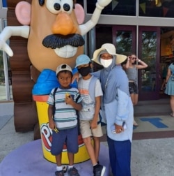 Firzah Hasan dan kedua anaknya (Bushthon, ki, dan Ridho, tengah), warga Maryland (foto: courtesy).