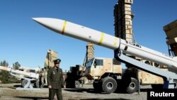 د ایران پوځ تیره اوونۍ نوي بالستیک غندي نندارې ته وړاندې کړل چې د ارنا خبري اژانس په راپور کې ویل شوي د ایران د دفاع وزارت جوړ کړي.‌