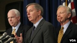 Para Senator AS yang mendesak tekanan lebih keras terhadap Libya, dari kiri: John McCain, Lindsey Graham, dan Joseph Lieberman.