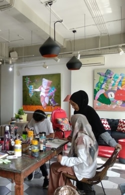 Seniman Cilegon, Imelda Adams, saat sedang mengajar seni lukis (dok: Imelda Adams)