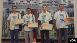 1980年代台北街头盼回大陆探亲的老兵 （陆委会资料照片）