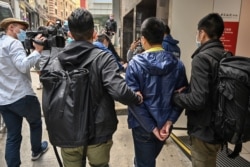 រូបឯកសារ៖ សកម្មជនគាំទ្រលទ្ធិប្រជាធិបតេយ្យម្នាក់ ត្រូវបានចាប់ខ្លួនដោយប៉ូលិសហុងកុង កាលពីថ្ងៃទី៦ ខែមករា ឆ្នាំ២០២១។