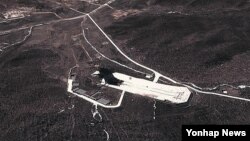 구글 위성사진으로 본 북한 평안북도 철산군 동창리 미사일 발사기지의 모습 (구글/연합뉴스 자료사진)
