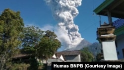 Gunung Merapi di Kabupaten Klaten, Megelang, Boyolali dan Sleman meletus lagi dengan tipe letusan freatik dengan tinggi kolom 5.500 dari puncak kawah pada Jumat, 11 Mei 2018. (Foto: Humas BNPB) 