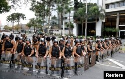 Police officers stand in front of the Federal Justice during a testimony of former Brazilian President Luiz Inacio Lula da Silva in Curitiba, Brazil, May 10, 2017.