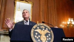 Ketua DPR AS Kevin McCarthy memberi keterangan pers setelah DPR sepakat meloloskan RUU Anggaran sementara untuk menghindari penghentian kegiatan pemerintah atau government shutdown di Washington DC, AS, Sabtu, 30 September 2023. (Foto: Ken Cedeno/Reuters)