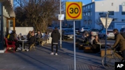 Restoran dan sejumlah bisnis di Reykjavik, Islandia mulai buka kembali. 