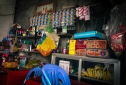 ទិដ្ឋភាពឥវ៉ាន់គ្រឿងសម្អាងនិងគ្រឿងទេសនានាដែលជារបរអាជីវកម្មរបស់លោក ឡេង ចាន់ដារ៉ូ នៅគេហដ្ឋានក្នុងសង្កាត់ដង្កោ ខណ្ឌដង្កោ រាជធានីភ្នំពេញ កាលពីថ្ងៃទី ១៥ ខែកញ្ញា ឆ្នាំ ២០២១។ (ធីតា វីន/វីអូអេ)