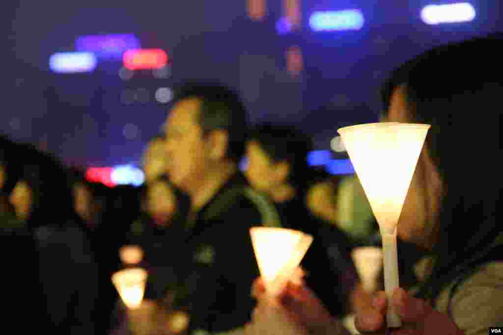 青少年艾滋教育协会在九龍尖沙嘴星光大道舉辦音樂會(美国之音谭嘉琪拍摄)