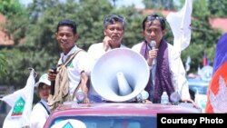 សកម្មភាព​លោក​ យ៉េង វីរៈ ​និង​លោក ​យ៉ង ​សាំង​កុមារ ​សហ​ស្ថាបនិក ​គណបក្ស​ប្រជាធិបតេយ្យ​មូលដ្ឋាន​ ក្នុង​យុទ្ធនាការ​ឃោសនា​ការ​បោះ​ឆ្នោត​ឃុំ​សង្កាត់​ឆ្នាំ​២០១៧​កន្លង​ទៅ។ ​(រូបថត​ផ្ដល់​ឱ្យ)​