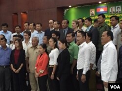 អ្នកចូលរួម​ក្នុង​សិក្ខាសាលា​ពិគ្រោះ​យោបល់​លើ​សេចក្តី​ព្រាង​ប្រកាស​អន្តរក្រសួង​ ស្តីពី​វិធានការ​កាត់បន្ថយ ការប្រើប្រាស់​ថង់​ប្លាស់ស្ទិក ថតរូប​ជុំ​គ្នា​នៅ​ភោជនីយដ្ឋាន​មួយ​ក្នុង​រាជធានី​ភ្នំពេញ នៅ​ថ្ងៃ ទី ២២ ខែមិថុនា ឆ្នាំ ២០១៦។ (ហ៊ុល រស្មី/VOA)