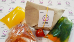 Menu makan siang gratis yang disediakan Keroyokan Sedekah. (Foto: Courtesy/Joko T)