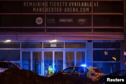 Polisi terlihat tengah memperketat keamanan di sekitar Manchester Arena, kawasan utara Inggris, lokasi konser artis penyanyi AS Ariana Grande menggelar konser di Manchester, Inggris, 23 Mei 2017. (REUTERS/Jon Super)