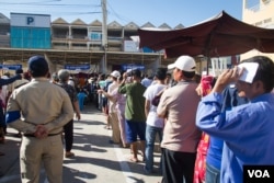 Voters queue to cast their ballots on Sunday on the other side of the capital in Stung Meanchey commune of Meanchey district. (Neou Vannarin/VOA Khmer)