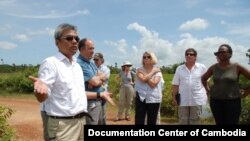 មាន​ការ​ជជែក​អំពី​ការតាំង​ពិព័រណ៍​នេះ ហើយ​សារមន្ទីរ​ហូ​ឡខស្ត​នឹង​បញ្ជូន​អ្នក​ជំនាញការ​ម្នាក់​មក​សិក្សា​បន្ថែម​នៅ​ខែមករា​ឆ្នាំ២០១៣។