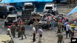 Para penjaga keamanan berdiri di lokasi ledakan sebuah bom di Beirut (9/7/2013). Warga AS diperingatkan untuk tidak melakukan perjalanan ke Lebanon dan Turki. 