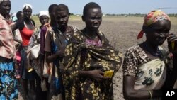 មនុស្សម្នា​ឈរ​តម្រង់​ជួរ​ដើម្បី​ទទួលអាហារចែកចាយ​នៅ​ Unity State ប្រទេស​ស៊ូដង់​ខាងត្បូង។ 