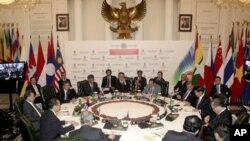 Southeast Asian foreign ministers and senior officials confer during Informal ASEAN Foreign Ministers Meeting in Jakarta, Indonesia, Tuesday, Feb. 22, 2011 to discuss a deadly border dispute that broke out between Cambodia and Thailand near an 11th centur