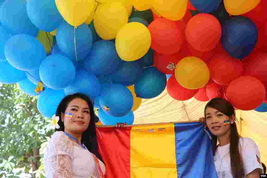 ស្រ្តី​ពីរ​រូប​ឈរ​កាន់​ប៉ោង​ប៉ោង​ដើម្បី​រង់​ចាំ​គណអធិបតី​ក្នុង​ពិធី​មួយ​នៅ​វត្តចាស់​នៃ​រាជធានី​ភ្នំពេញ​​ នៅថ្ងៃទី​០៤​មិថុនា​ ឆ្នាំ​២០១៦ នៅ​ក្នុង​ការ​ប្រារព្ធ​ខួប​៦៧​ឆ្នាំ​ ថ្ងៃ​អាណានិគម​បារាំង​កាត់​ផ្ទេរ​ទឹកដី​ខ្មែរ​ដែល​បប្ចុប្បន្ន​ហៅថា​​កម្ពុជា​ក្រោម​ ​ឲ្យ​ប្រទេស​​វៀតណាមនៅ​ឆ្នាំ​១៩៤៩។​(ឡេង​ឡែន/VOA)&nbsp;