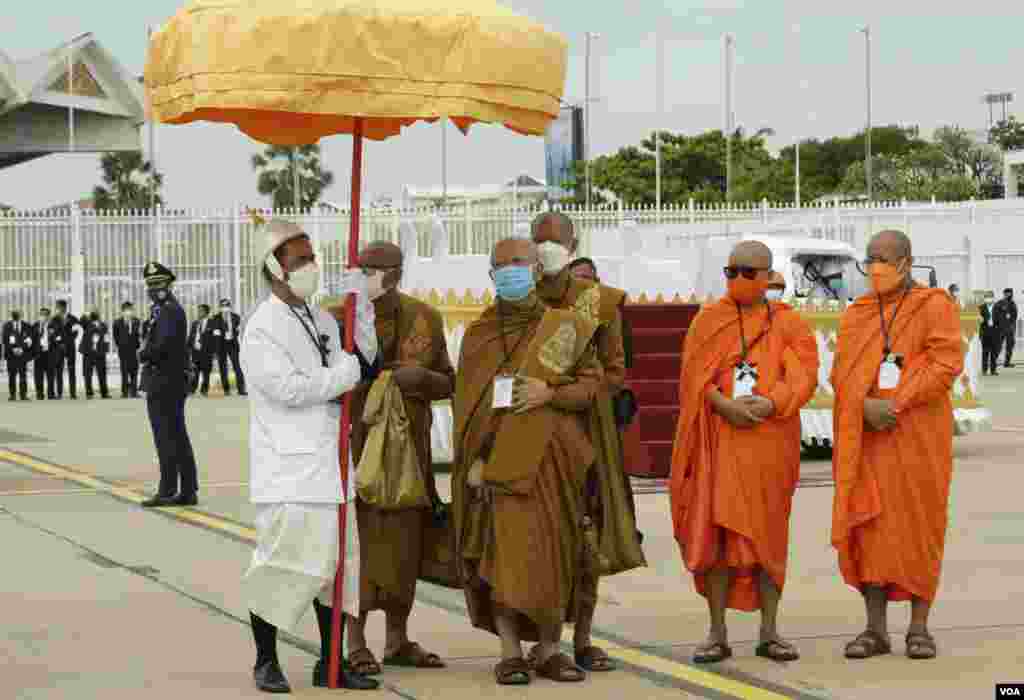 សម្តេច​សង្ឃ​ និង​ព្រះសង្ឃ​&nbsp;រង់​ចាំ​ការ​យាង​ដង្ហែ​​​ព្រះសព​សម្តេច​ក្រុមព្រះ​ នរោត្តម​ រណឫទ្ធិ​ ដែល​ត្រូវ​បាន​ដឹក​មក​ដល់​ព្រលាន​យន្តហោះ​អន្តរជាតិ​ភ្នំពេញ នៅថ្ងៃ​អាទិត្យ​ទី​៥​ ខែធ្នូ​ ឆ្នាំ​២០២១។​ (ហ៊ាន សុជាតា/វីអូអេ)