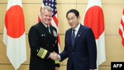 일본을 방문 중인 새뮤얼 파파로 신임 미국 인도태평양 사령관이 29일 기시다 후미오 총리와 악수를 나누고 있다. 