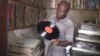 Un mélomane camerounais hors pair collectionne des disques vinyles