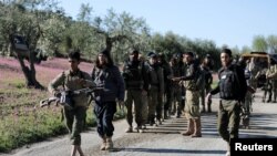 Tentara Suriah yang didukung Turki bergerak menuju Afrin, Suriah, 17 Maret 2018. 