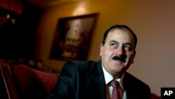 នៅ​ក្នុង​រូបភាព​កាលពី​ថ្ងៃទី១៨ ខែធ្នូ ឆ្នាំ២០១២ ឧត្តមសេនីយ៍ Salim Idris ដែល​ចាកចេញ​ពី​កងទ័ព​ស៊ីរី​​ និយាយ​ក្នុង​បទ​សម្ភាសន៍​នៅ​ក្នុង​ក្រុង​ Antakya ប្រទេស​តួកគី។