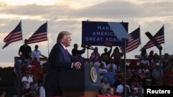 Presiden Donald Trump dalam kampanye di Bandara Smith Reynolds Regional, North Carolina, 8 September 2020. (Foto: Reuters)