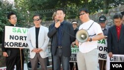 지난 2011년 9월 미국 워싱턴 주재 중국대사관 앞에서 중국 정부의 탈북자 강제북송 중단을 촉구하는 시위가 열렸다. 왼쪽 두번째가 김성민 한국 자유북한방송 대표.