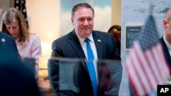 បេក្ខជន​ឈរឈ្មោះ​ជា​រដ្ឋ​លេខាធិការលោកMike Pompeo ចាកចេញ​ពី​កិច្ច​ប្រជុំ​ក្នុង​រដ្ឋ​ធានី​វ៉ាស៊ីនតោន​។