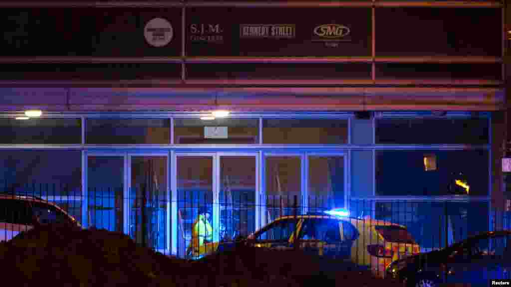 La police devant la Manchester Arena, à Manchester, en Grande-Bretagne, le 22 mai 2017.