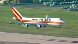 VOA英语视频: 随着冠状病毒疫情扩大，航空公司暂停飞往中国的航班