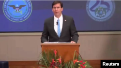 美国国防部长埃斯珀在他的推特上发布的视频截图显示他在夏威夷发表讲话,谴责北京对世界的恶意影响。埃斯珀说,与美国武装部队不同,中国军队不是服务于国家或宪法,而是为中国共产党服务。(2020年8月27日)