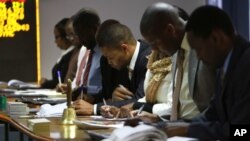 Traders work at the Zimbabwe Stock Exchange in Harare, Aug. 6, 2013. The country's stock exchange lost more than $650 million in value after plunging 11 percent on its first trade following the announcement of the country's election results.