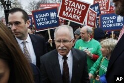 مارک جانوس در میان هواداران خود در برابر دیوان عالی آمریکا