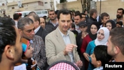 Suriya prezidenti Bashar Assad (markazda) Ayn al-Tinah qishlog'i aholisi bilan uchrashmoqda, 20-aprel, 2014-yil